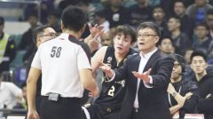 四川队老板不服CBA裁判暴怒冲向技术台！